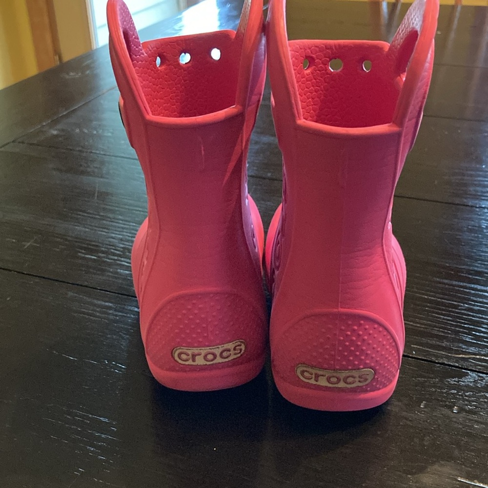 Girls Crocs pink water boots size 7 - Picture 2 of 9